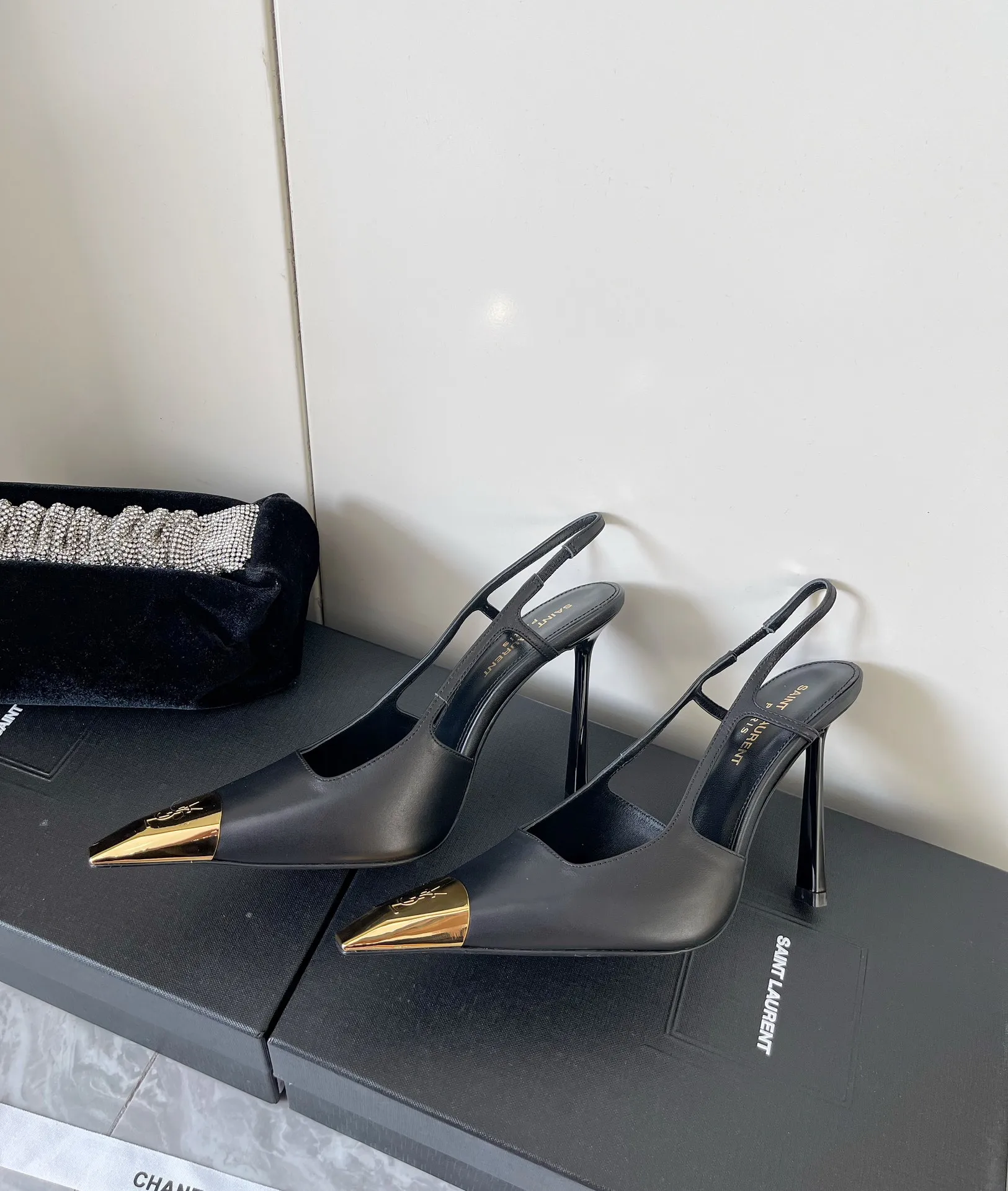 👟👟Ex-factory price 560👟👟 YSL Yves Saint Laurent's latest gold iron-toe logo small square toe high-heeled shoes ✔️ New products are available at the counter at the same time. Major celebrities and Internet celebrities have stepped on their feet. The style is fashionable and versatile, simple and high-end, and the elegance is achieved to the extreme. The feet are full of goddess style! Upper: Imported calfskin Lining: Imported sheepskin Heel height: 10.5 Outsole: Genuine leather outsole Size: 35-39 (custom-made in 40 units, non-refundable)